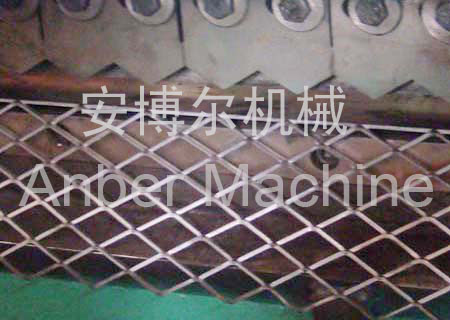 Mould for the expanded metal mesh machine